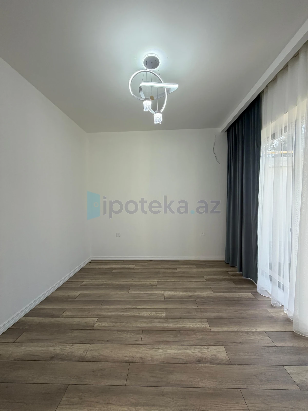 Satılır 4 otaqlı mənzil 130 m²