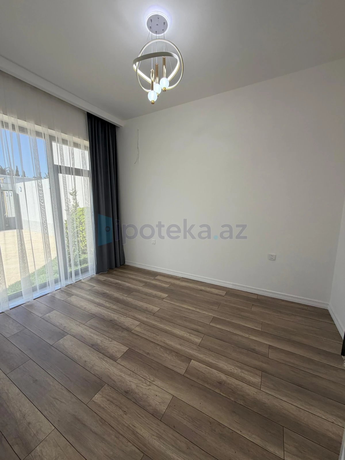 Satılır 4 otaqlı mənzil 150 m²