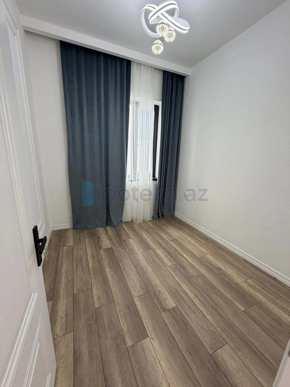 Satılır 4 otaqlı mənzil 150 m²