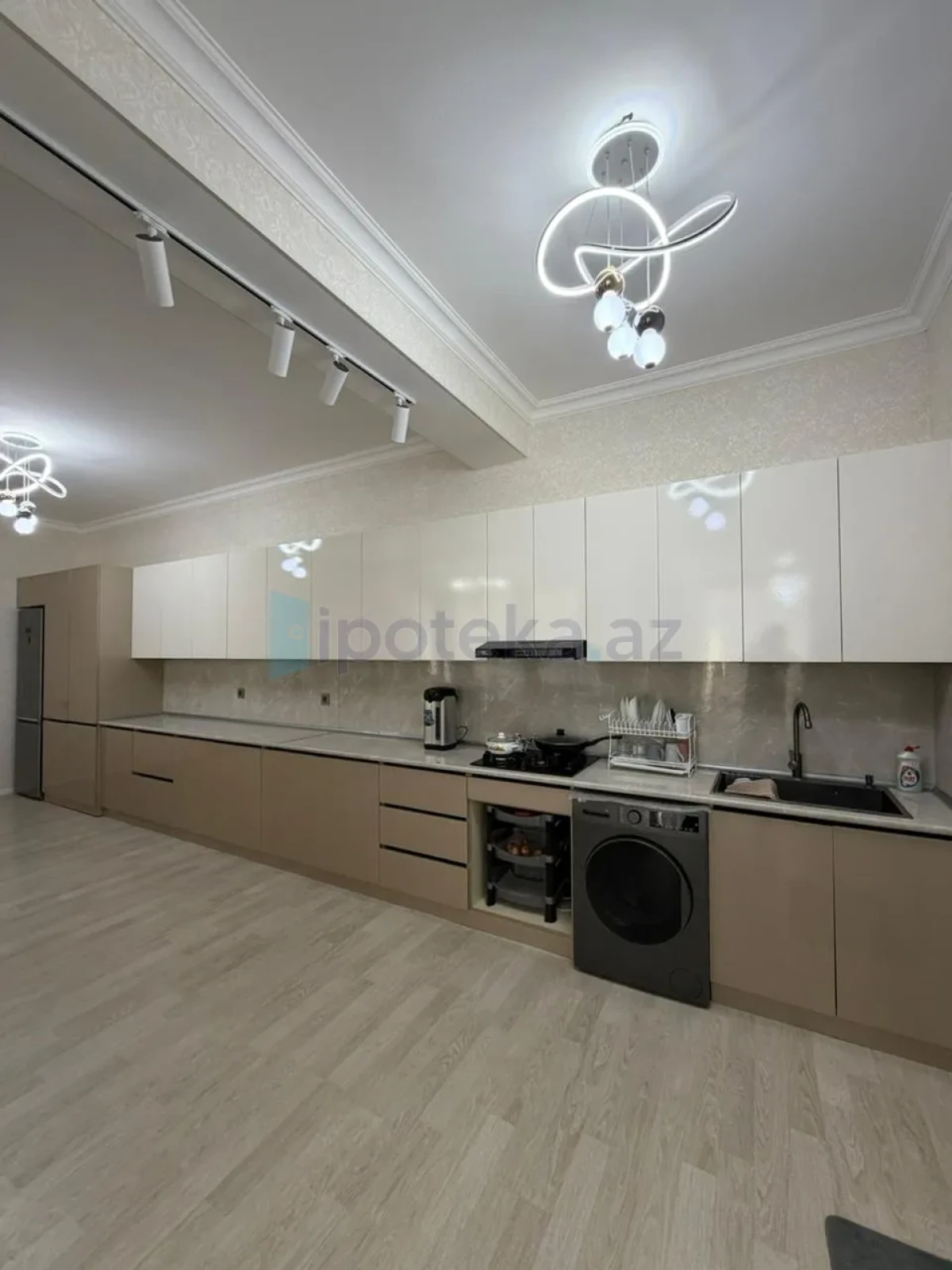 Satılır 4 otaqlı mənzil 140 m²