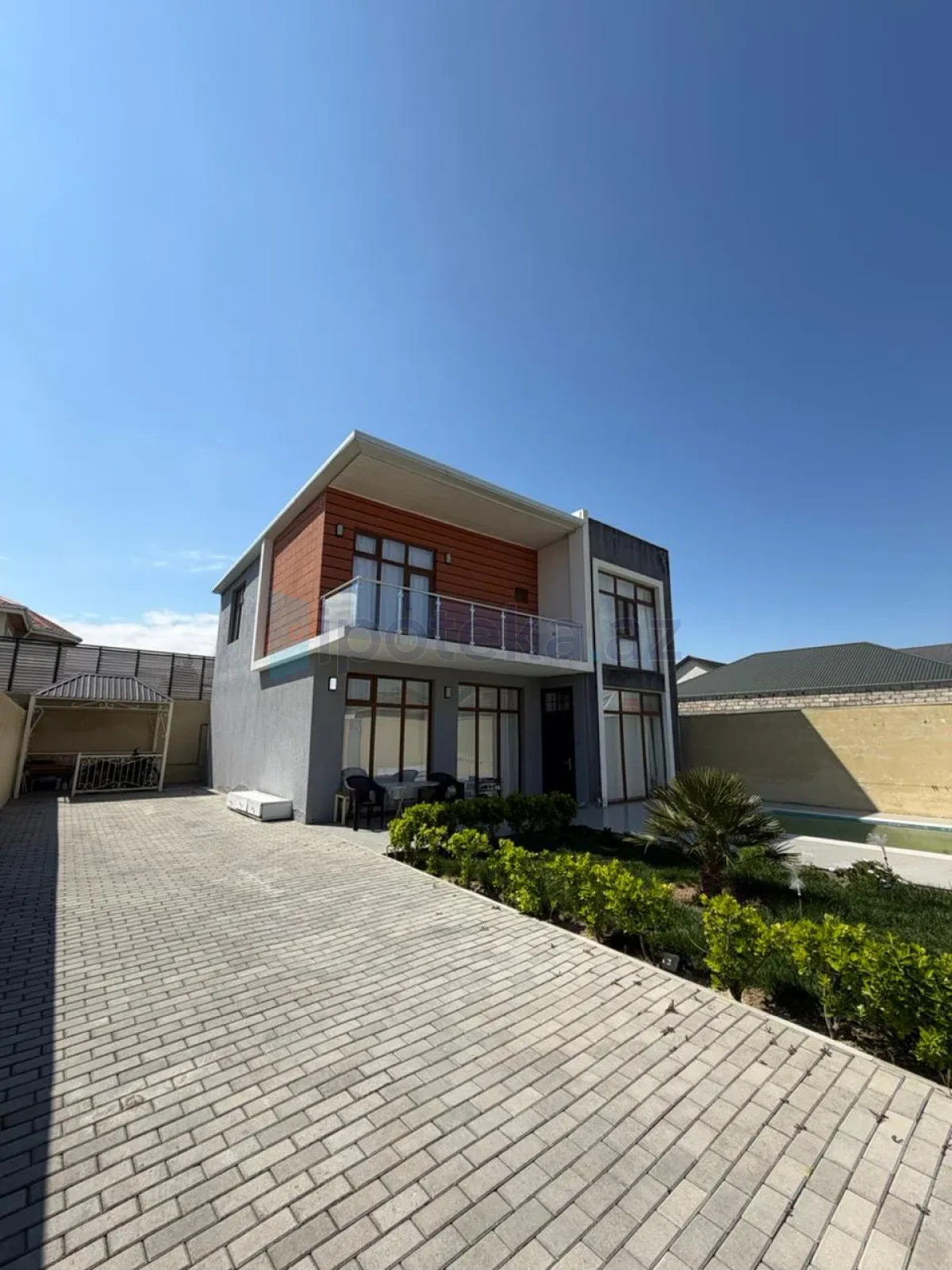 Satılır 4 otaqlı mənzil 140 m²