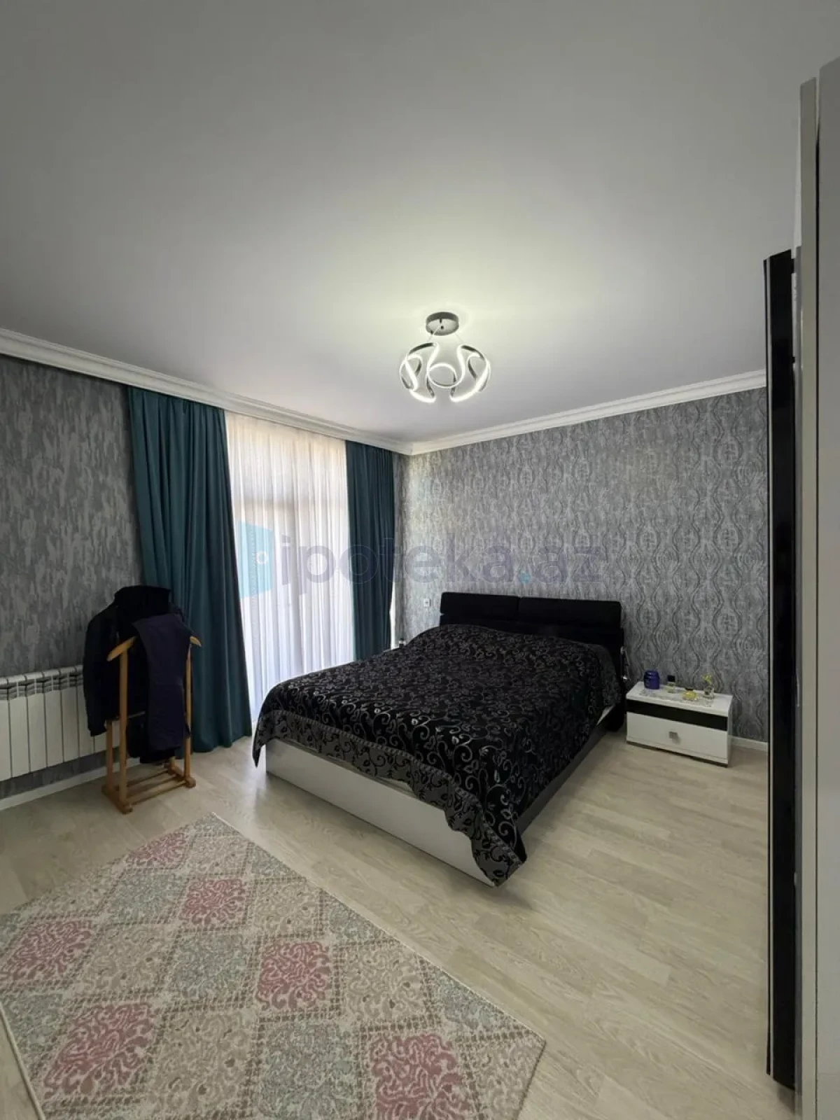 Satılır 4 otaqlı mənzil 140 m²