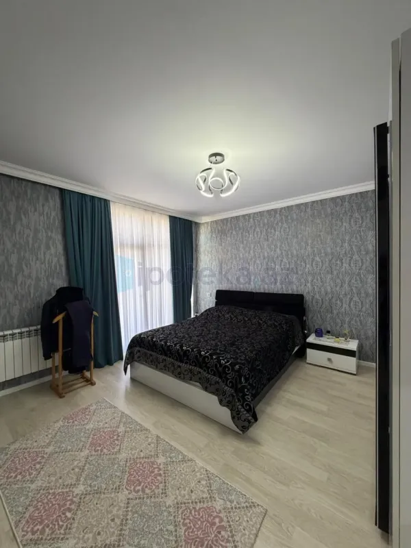 Satılır 4 otaqlı mənzil 140 m²