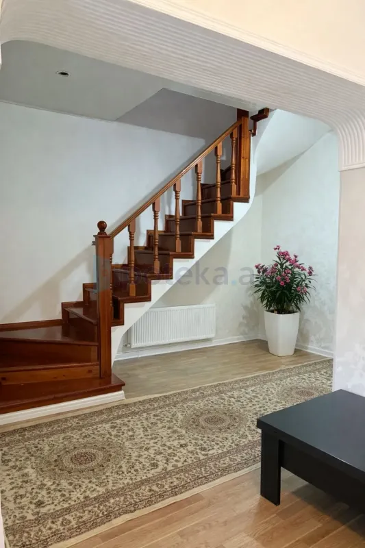 Satılır 5 otaqlı mənzil 190 m²