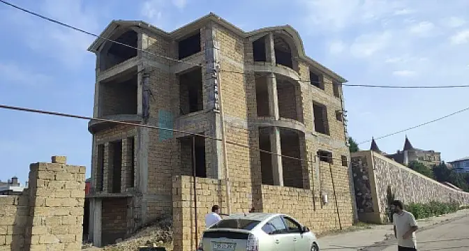 Satılır 8 otaqlı mənzil 750 m²