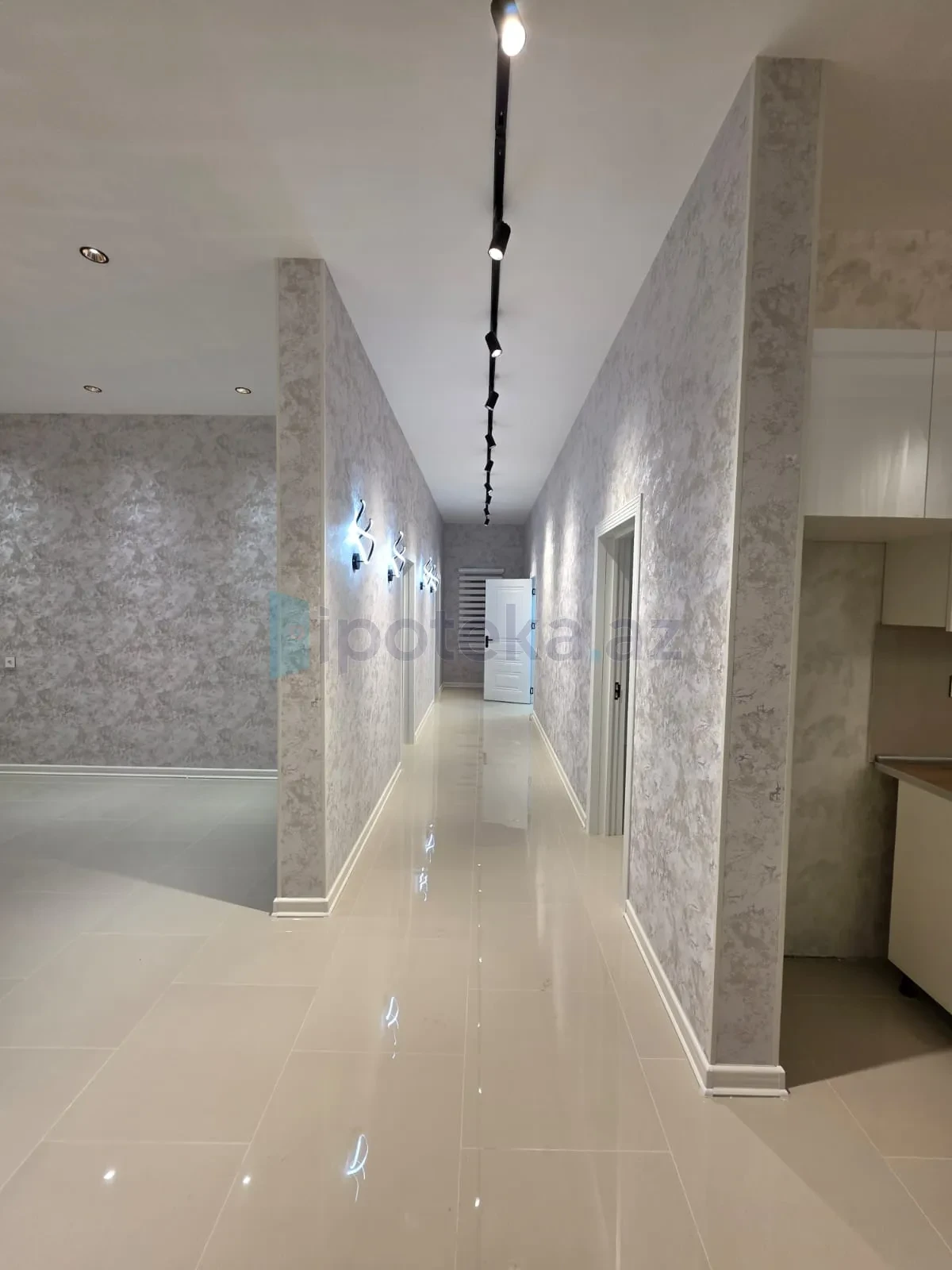 Satılır 4 otaqlı mənzil 140 m²