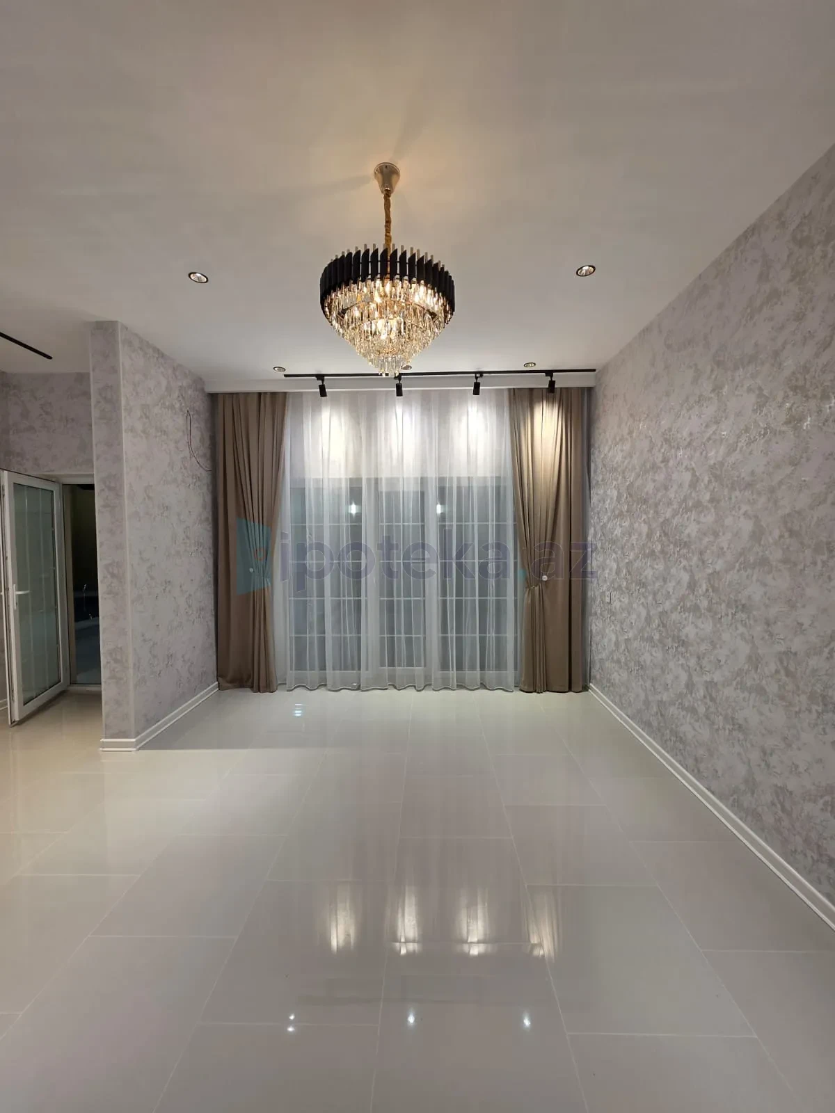 Satılır 4 otaqlı mənzil 140 m²