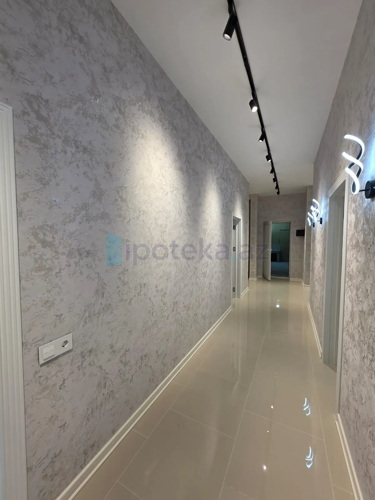Satılır 4 otaqlı mənzil 140 m²