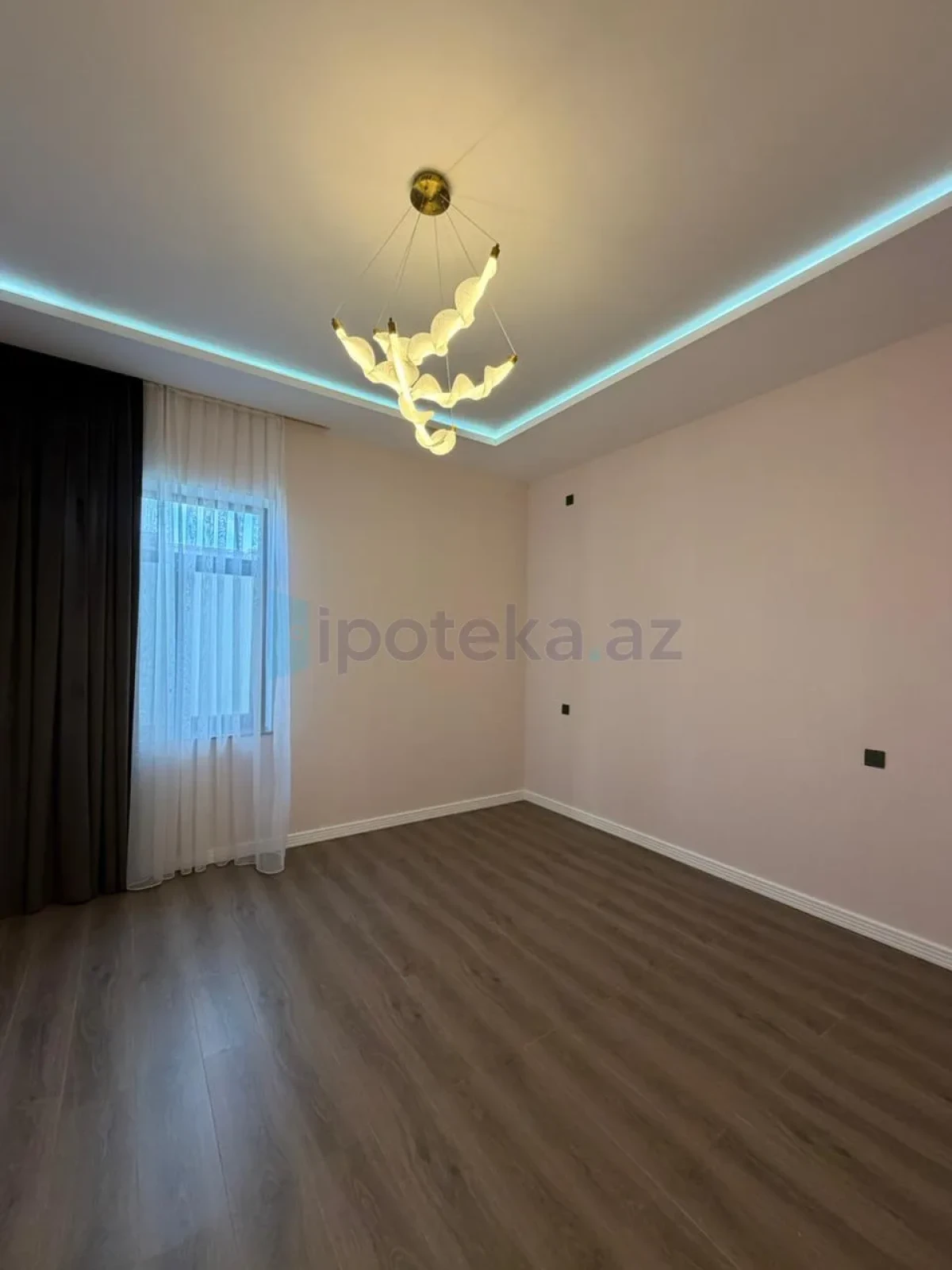 Satılır 4 otaqlı mənzil 200 m²