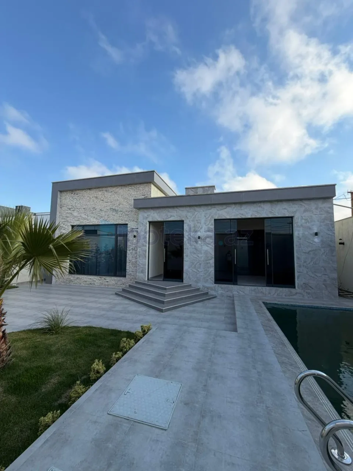 Satılır 4 otaqlı mənzil 200 m²