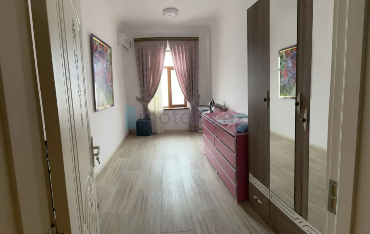 Satılır 5 otaqlı obyekt 300 m²