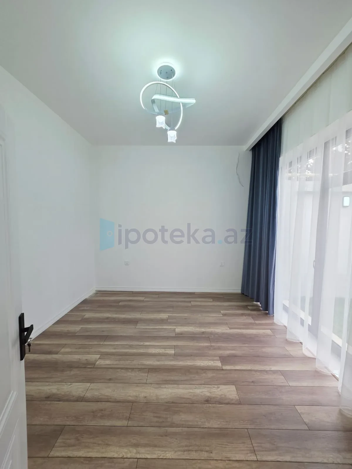 Satılır 4 otaqlı mənzil 145 m²