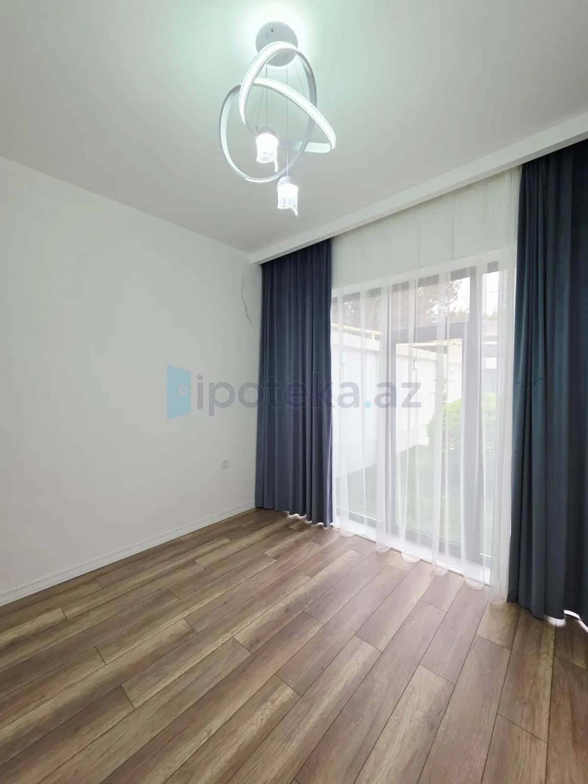 Satılır 4 otaqlı mənzil 145 m²