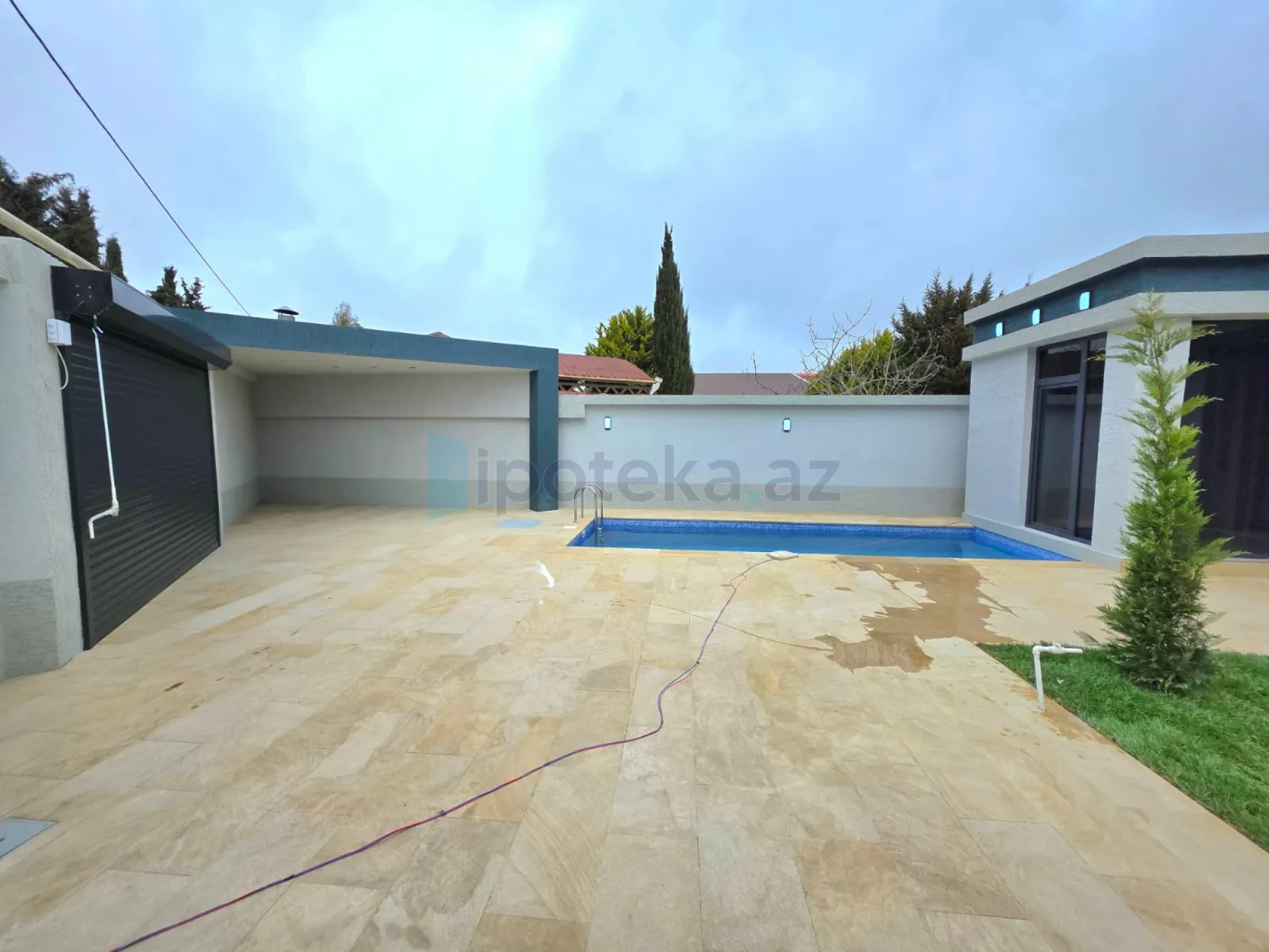 Satılır 4 otaqlı mənzil 145 m²