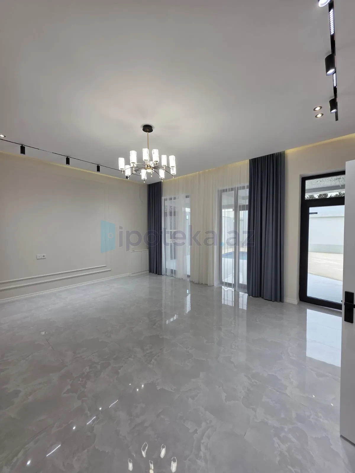 Satılır 4 otaqlı mənzil 165 m²