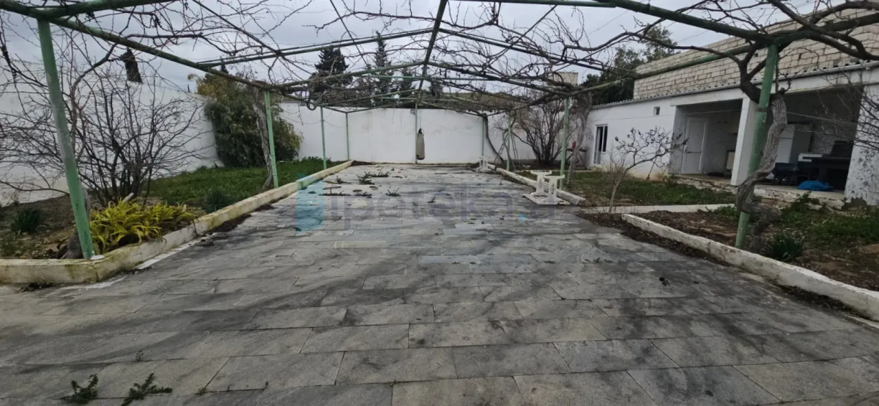 Satılır 6 otaqlı həyət evi 300 m²