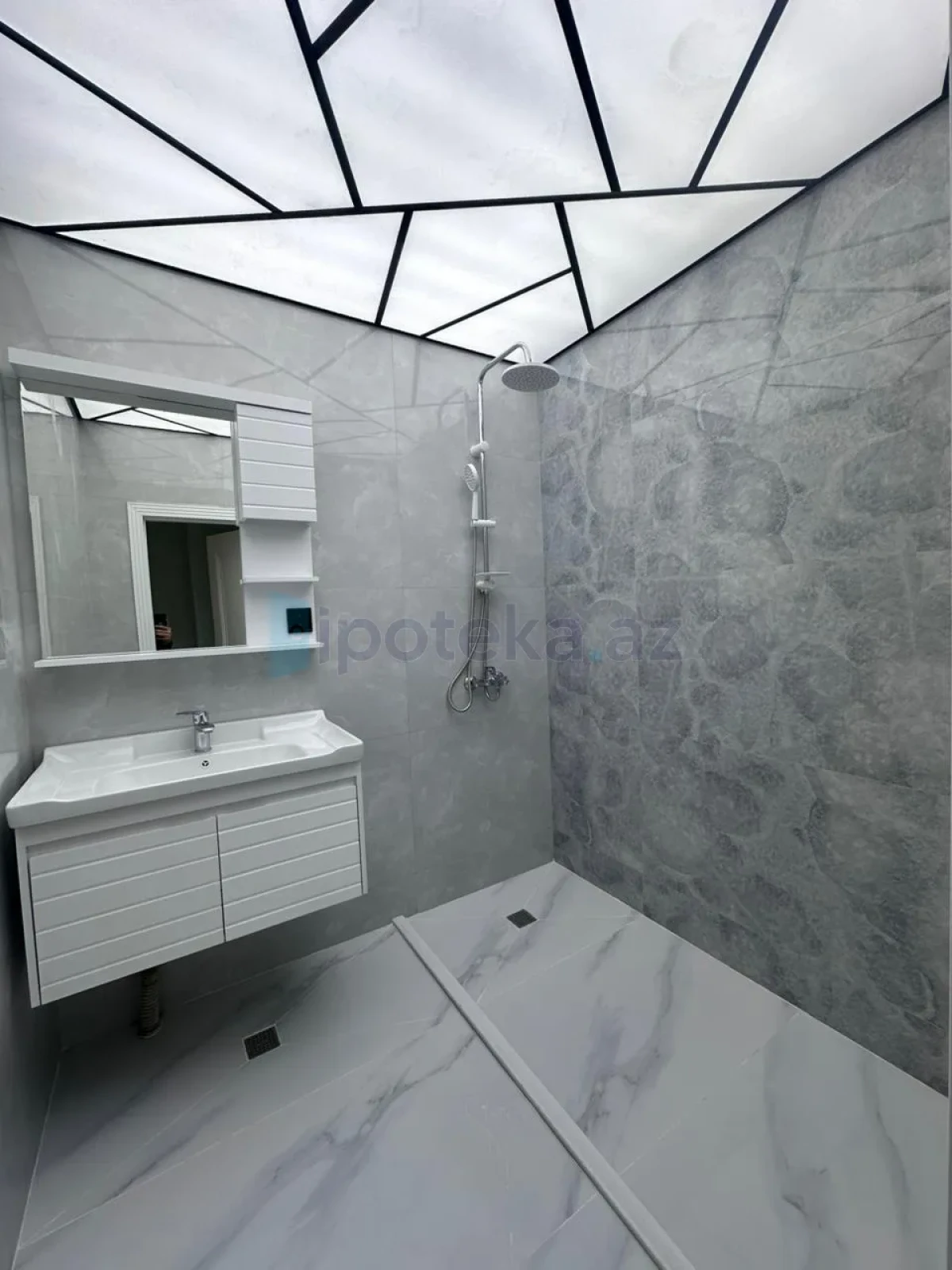 Satılır 3 otaqlı yeni tikili 125 m²