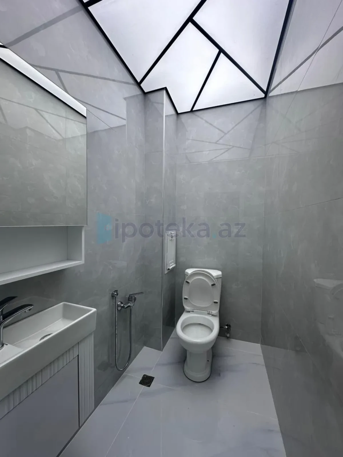 Satılır 3 otaqlı yeni tikili 125 m²