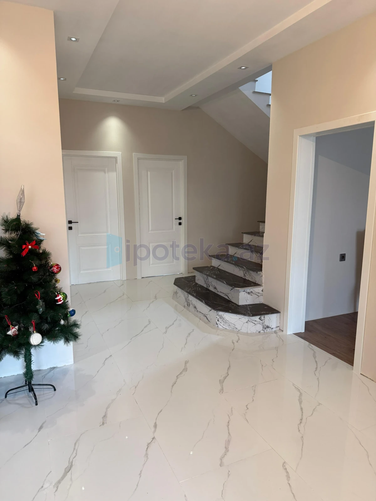 Satılır 6 otaqlı mənzil 230 m²