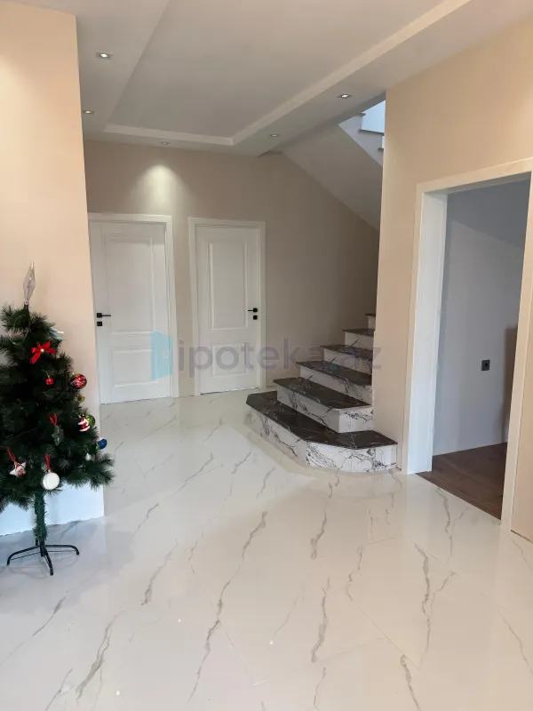 Satılır 6 otaqlı mənzil 230 m²