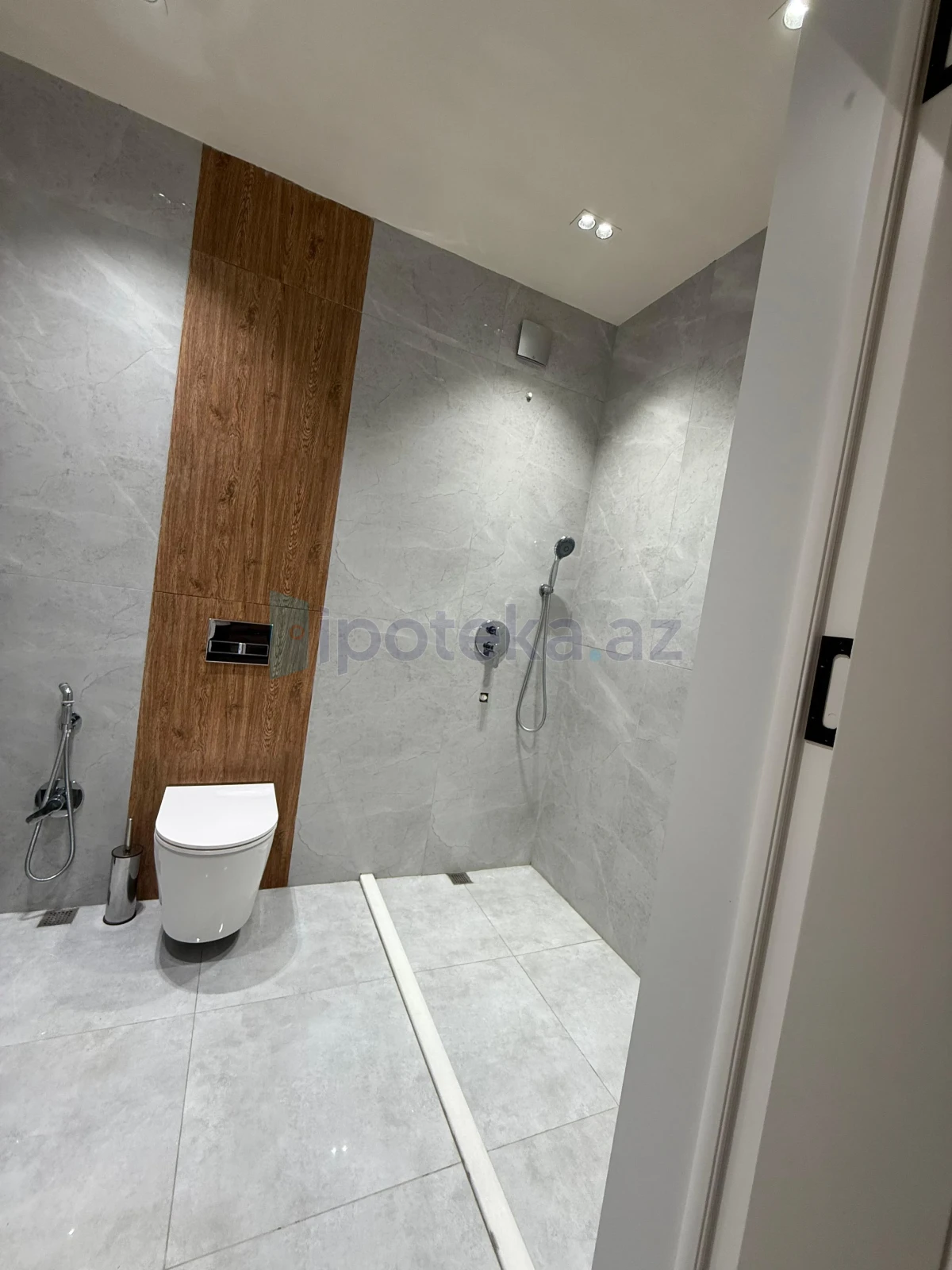 Satılır 6 otaqlı mənzil 230 m²