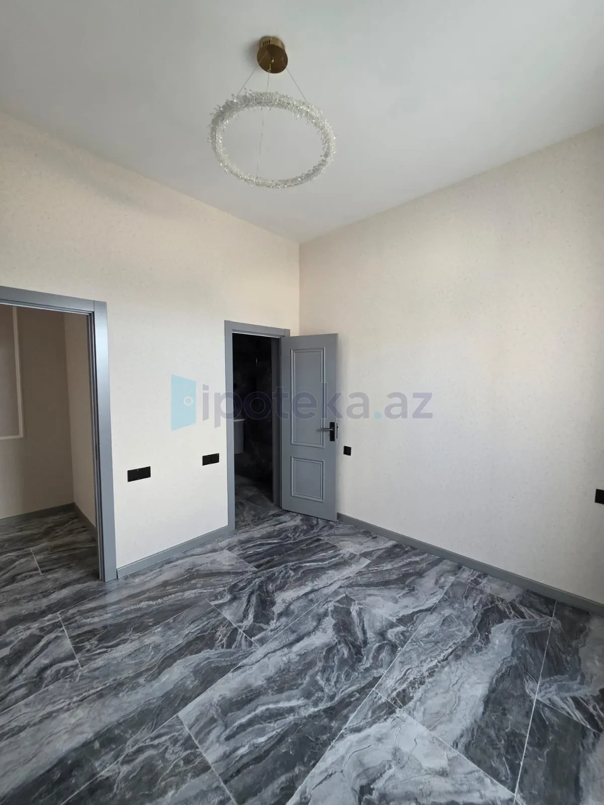 Satılır 4 otaqlı mənzil 135 m²