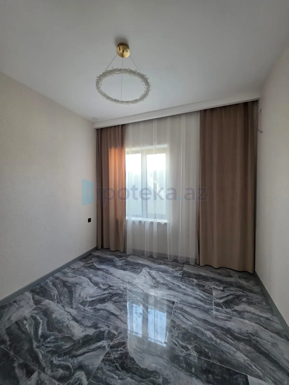 Satılır 4 otaqlı mənzil 135 m²