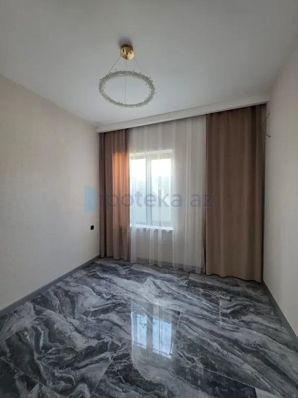 Satılır 4 otaqlı mənzil 135 m²