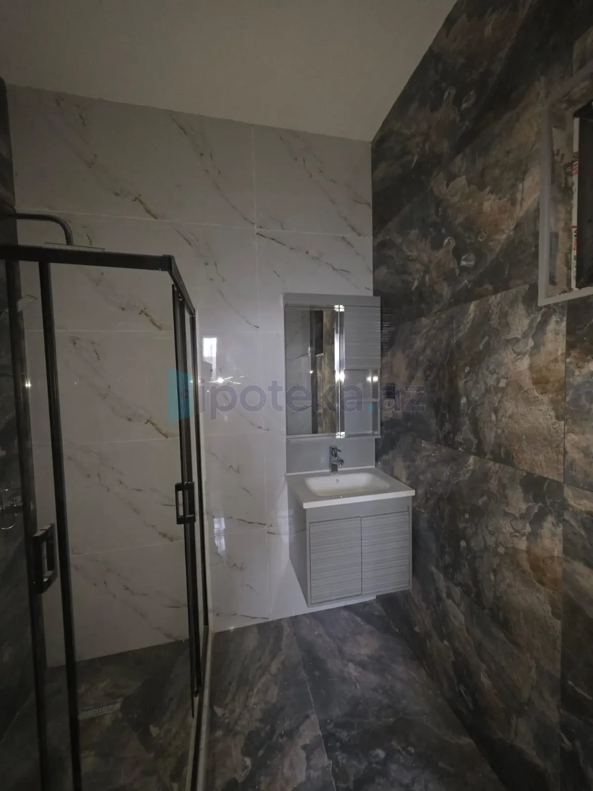 Satılır 4 otaqlı mənzil 135 m²