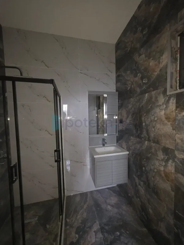 Satılır 4 otaqlı mənzil 135 m²