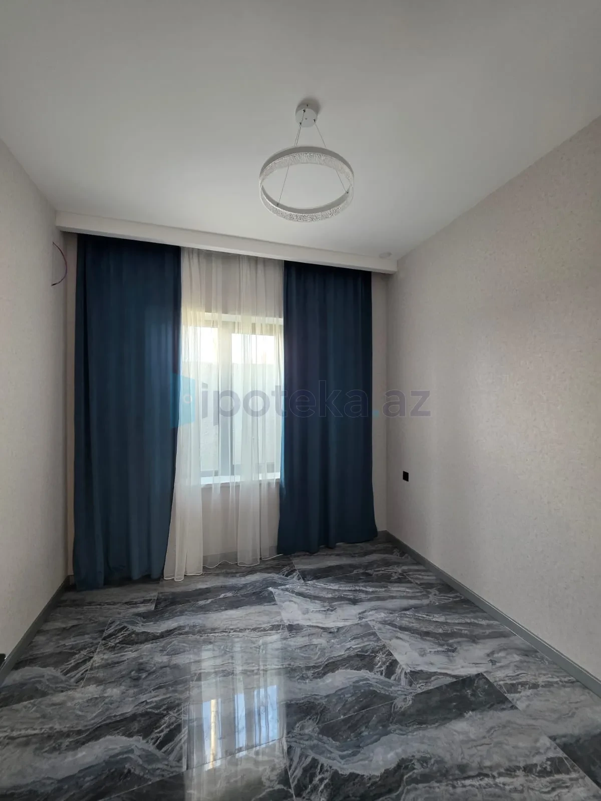 Satılır 4 otaqlı mənzil 135 m²