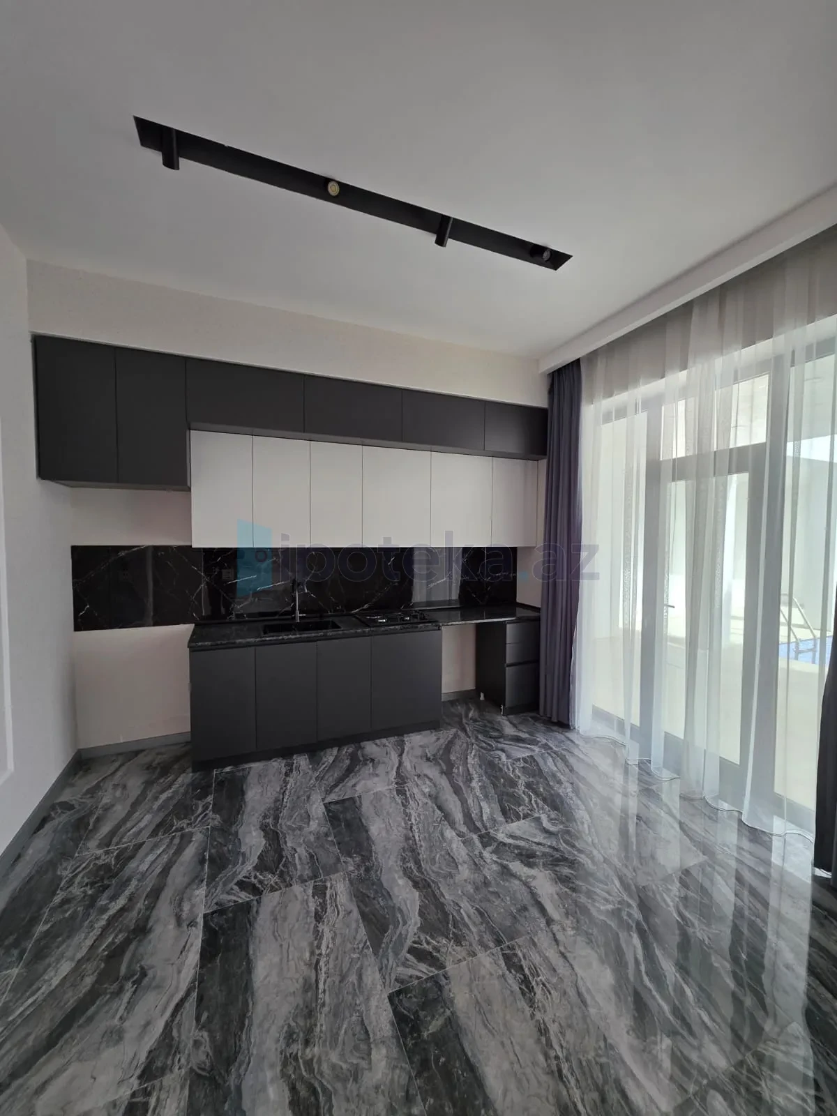 Satılır 4 otaqlı mənzil 135 m²