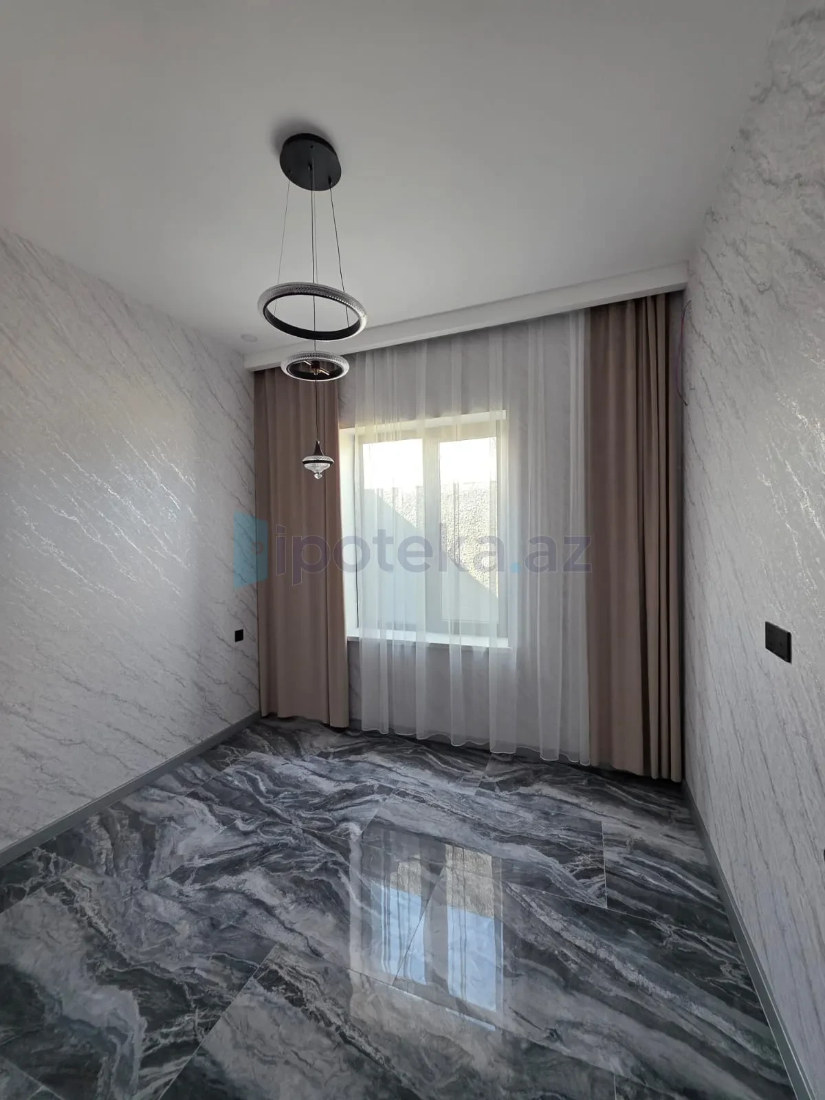 Satılır 4 otaqlı mənzil 130 m²