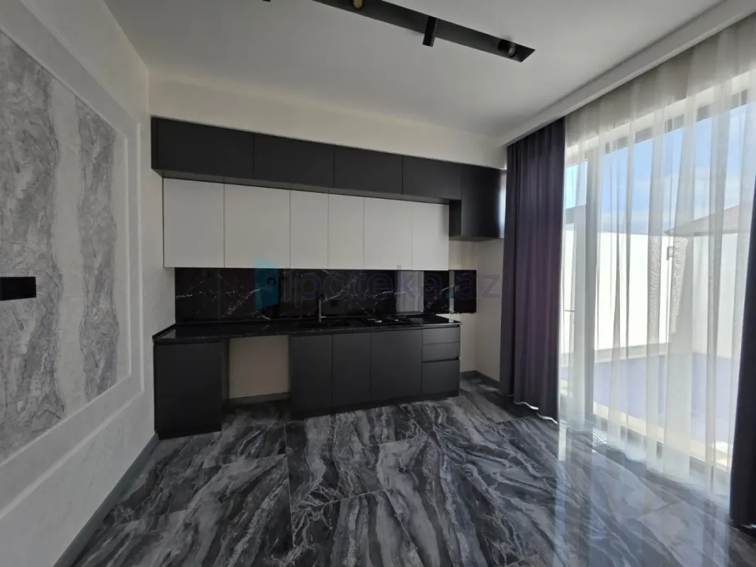 Satılır 4 otaqlı mənzil 130 m²