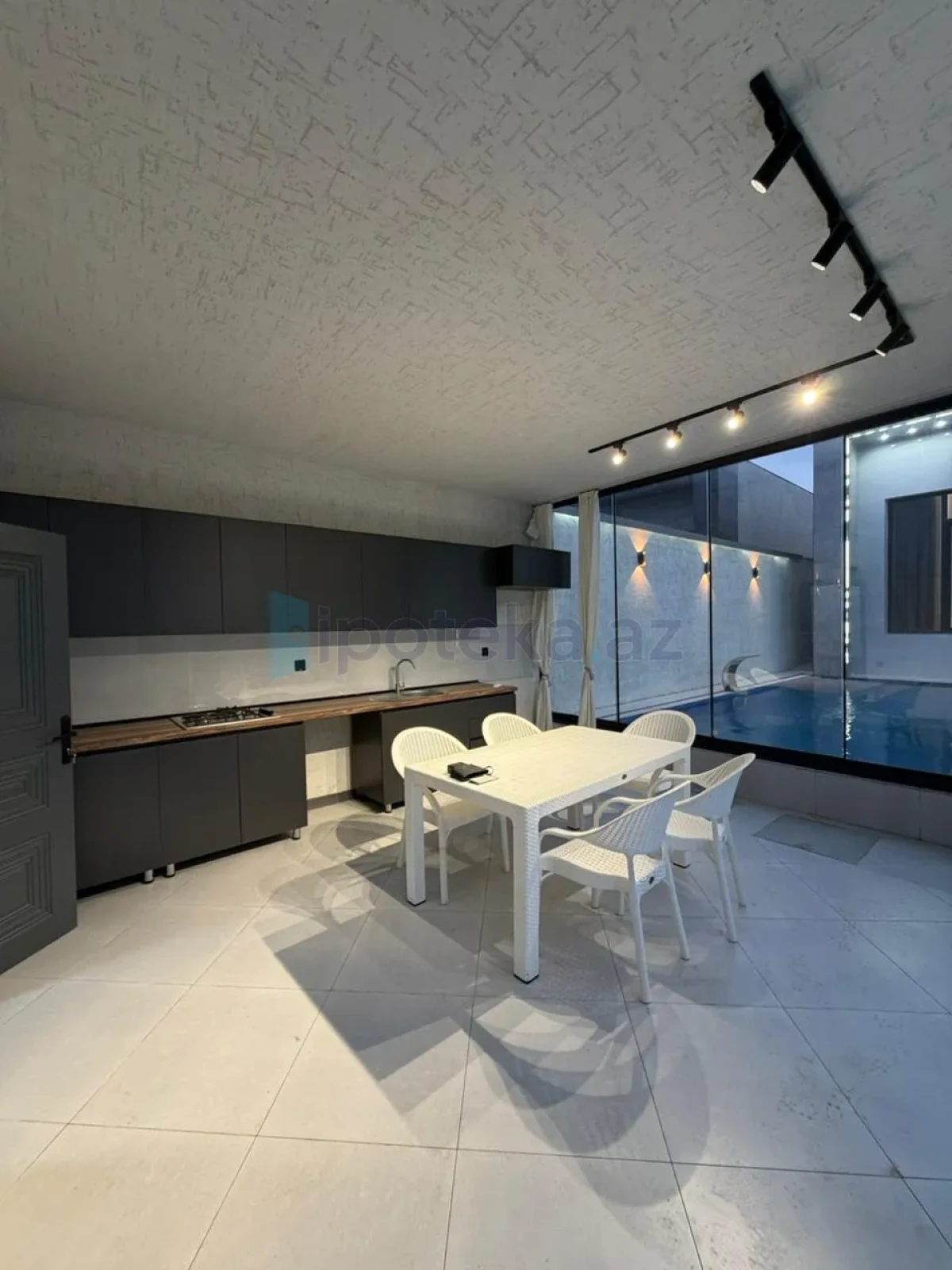 Satılır 5 otaqlı mənzil 185 m²