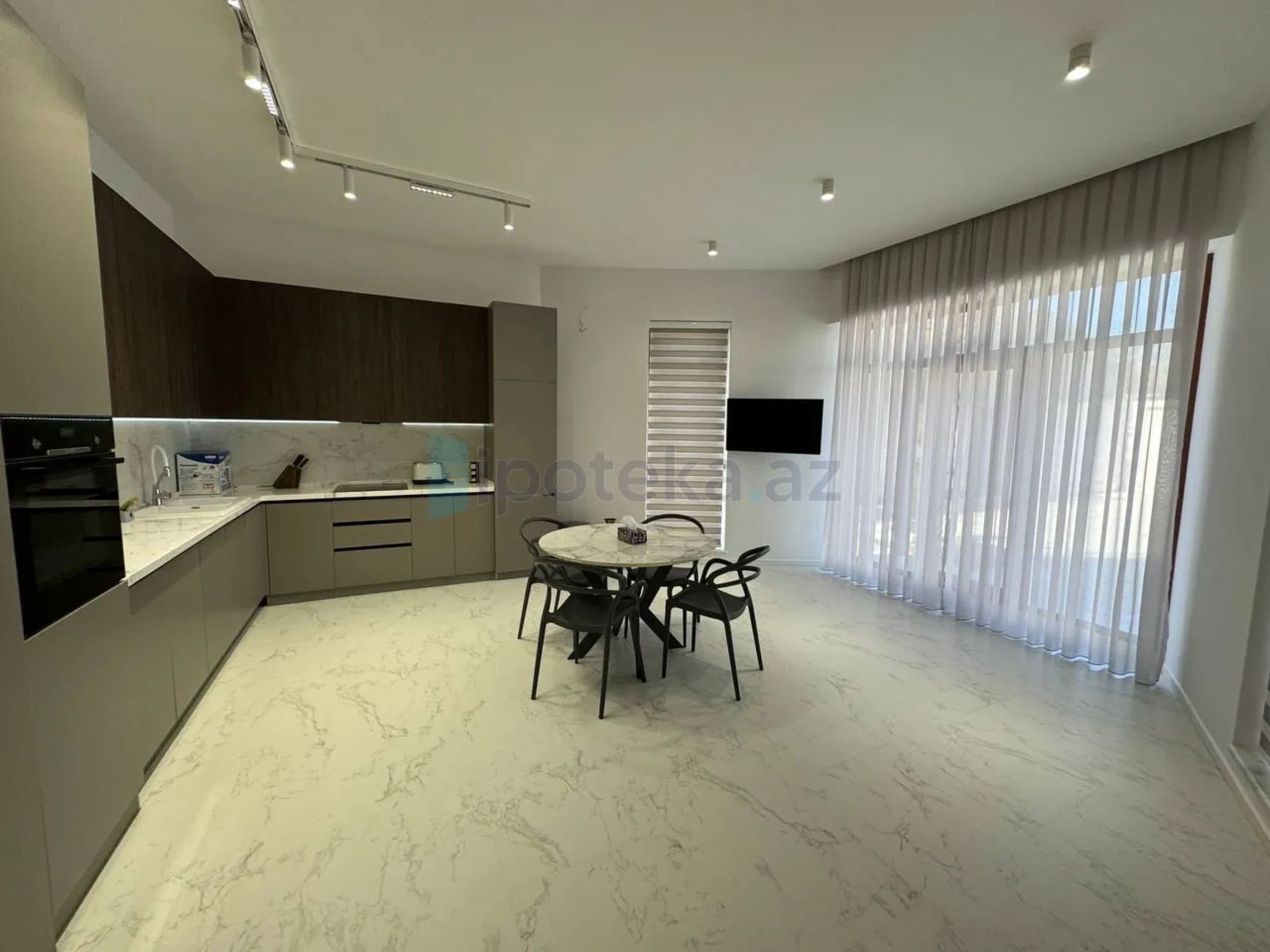 Satılır 6 otaqlı mənzil 620 m²