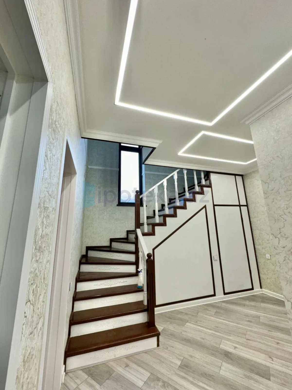 Satılır 5 otaqlı həyət evi 220 m²