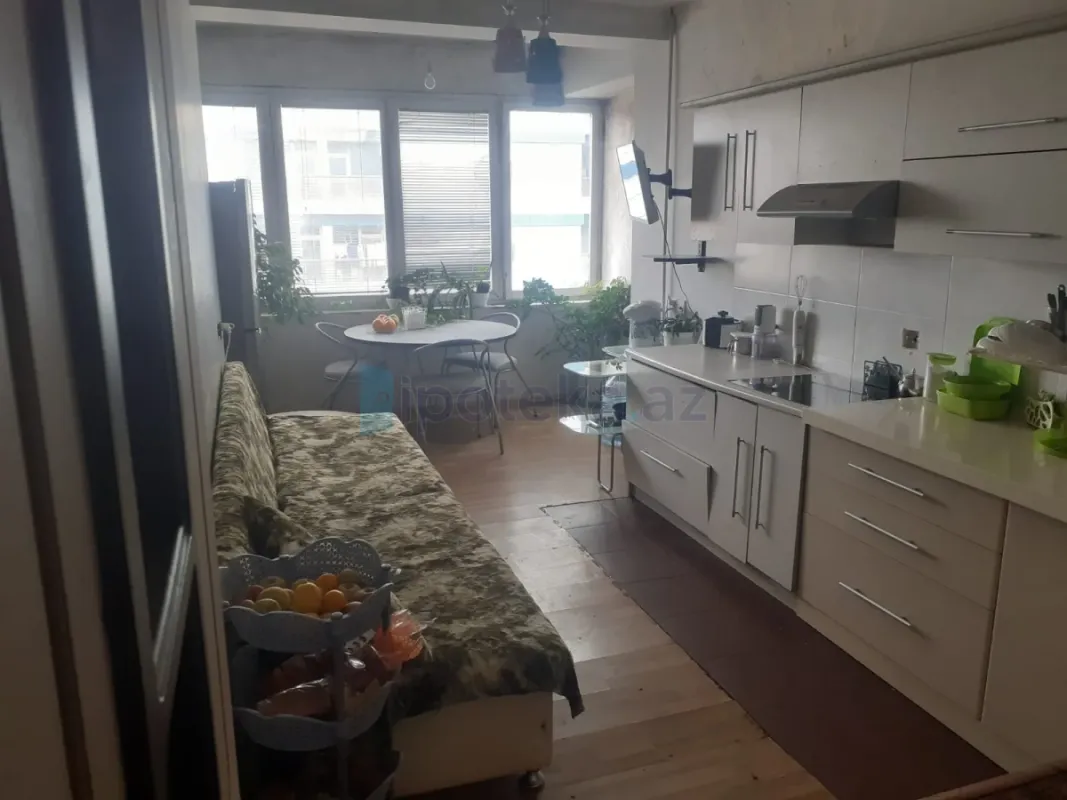 Satılır 3 otaqlı köhnə tikili 100 m²