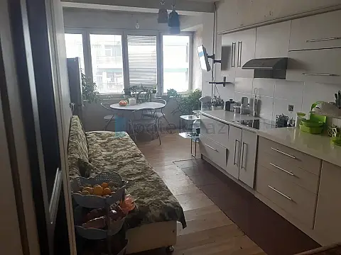 Satılır 3 otaqlı köhnə tikili 100 m²
