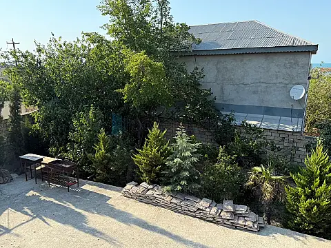 Satılır 6 otaqlı həyət evi 200 m²