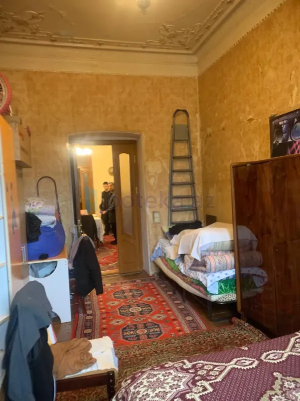 Satılır 2 otaqlı köhnə tikili 65 m²