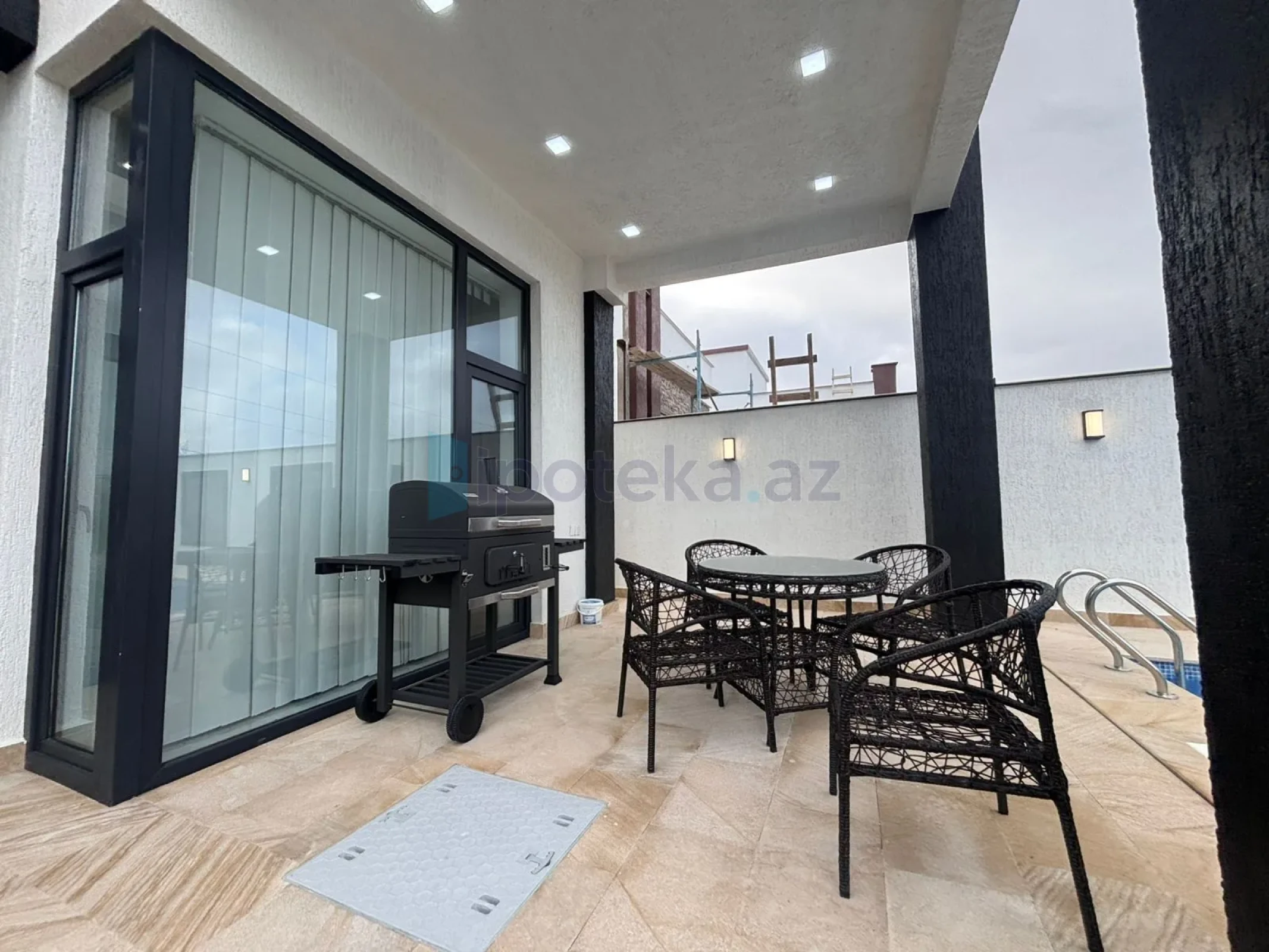Satılır 4 otaqlı mənzil 150 m²