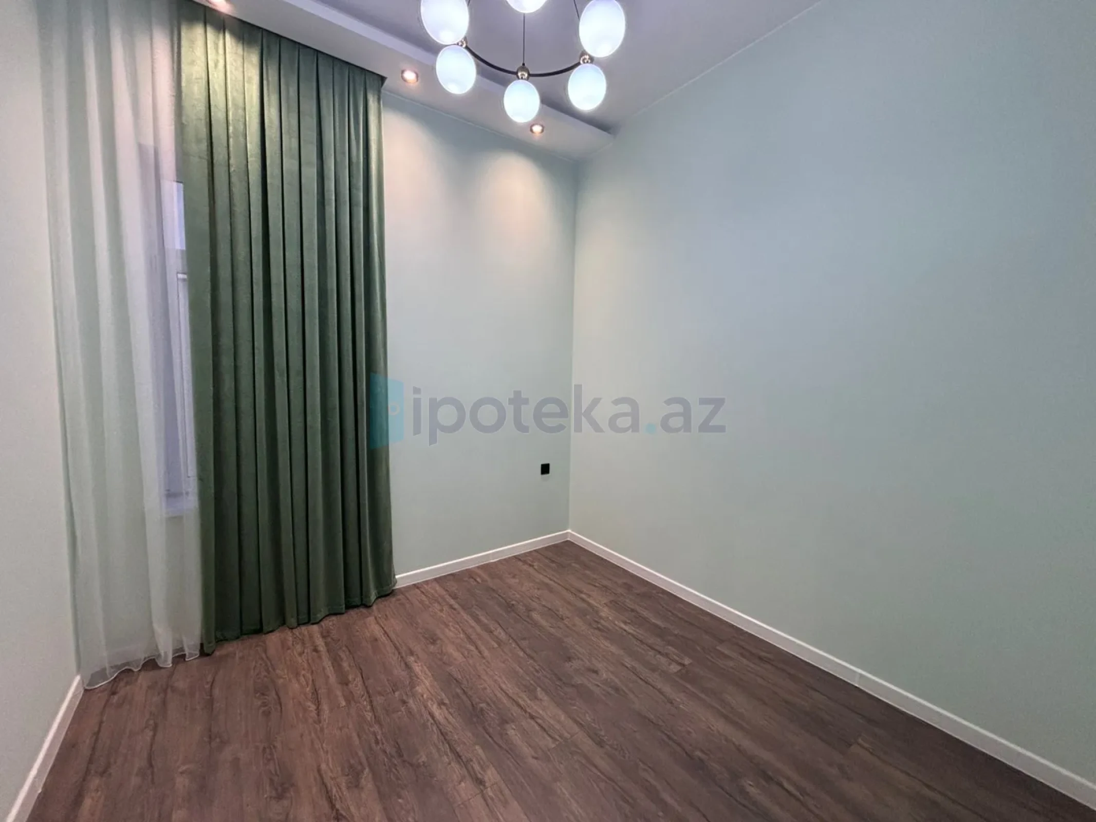 Satılır 4 otaqlı mənzil 160 m²