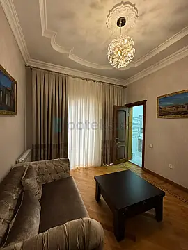 Satılır 8 otaqlı mənzil 450 m²
