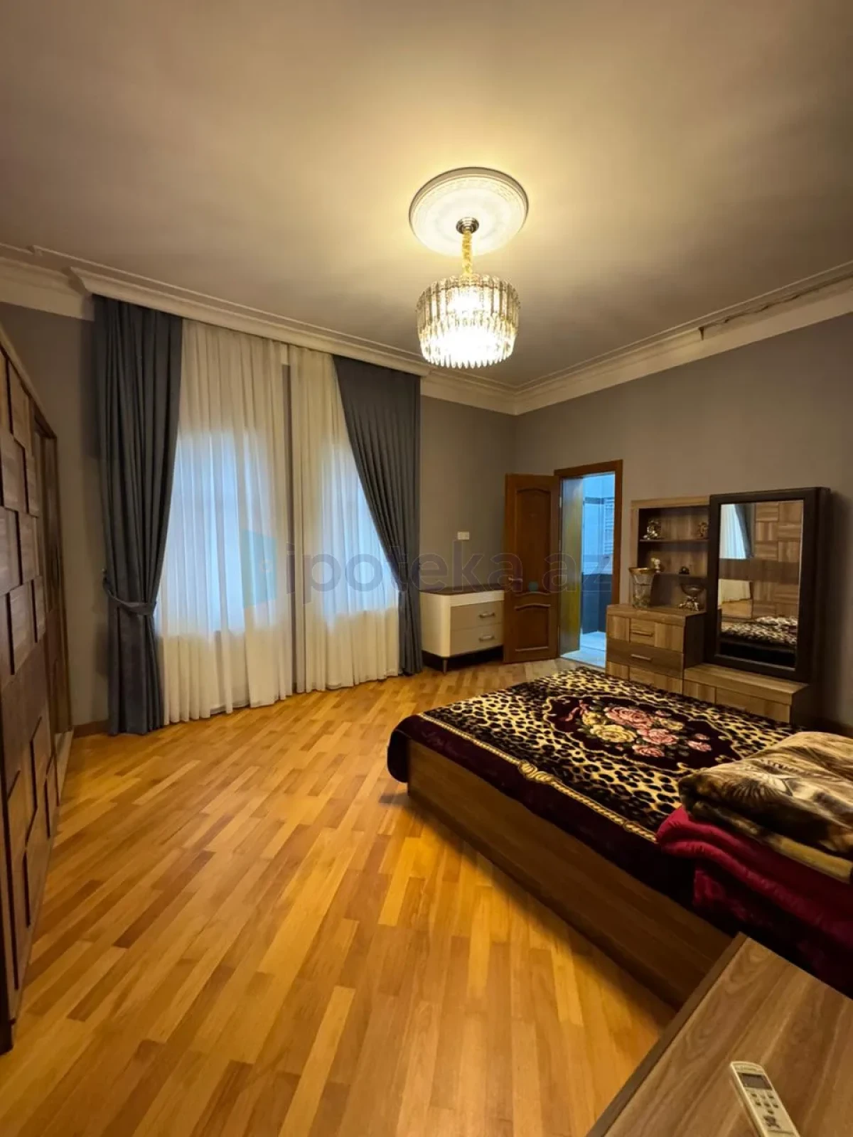Satılır 8 otaqlı mənzil 450 m²