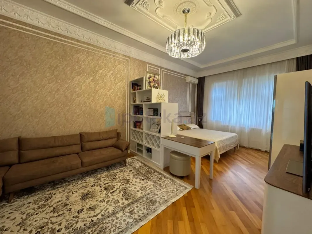Satılır 8 otaqlı mənzil 450 m²