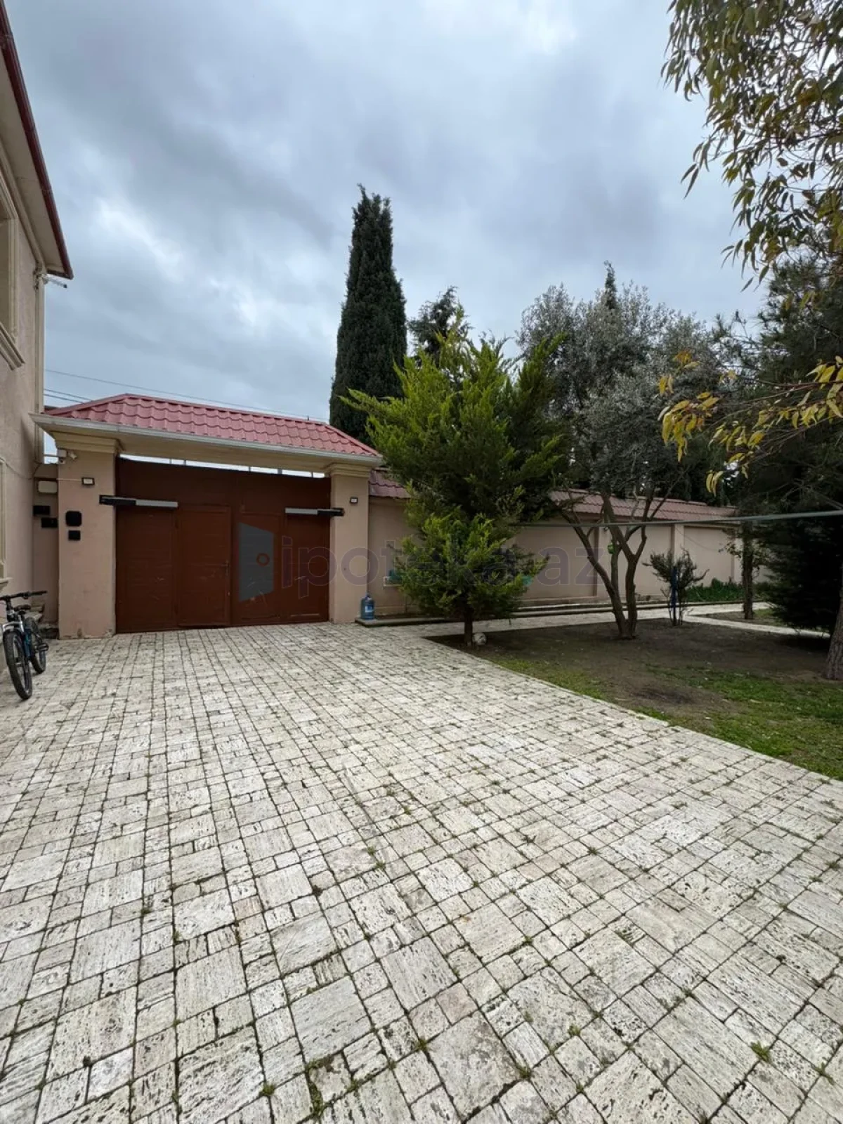 Satılır 8 otaqlı mənzil 450 m²