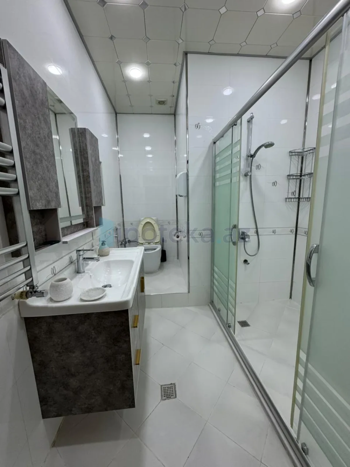 Satılır 8 otaqlı mənzil 450 m²