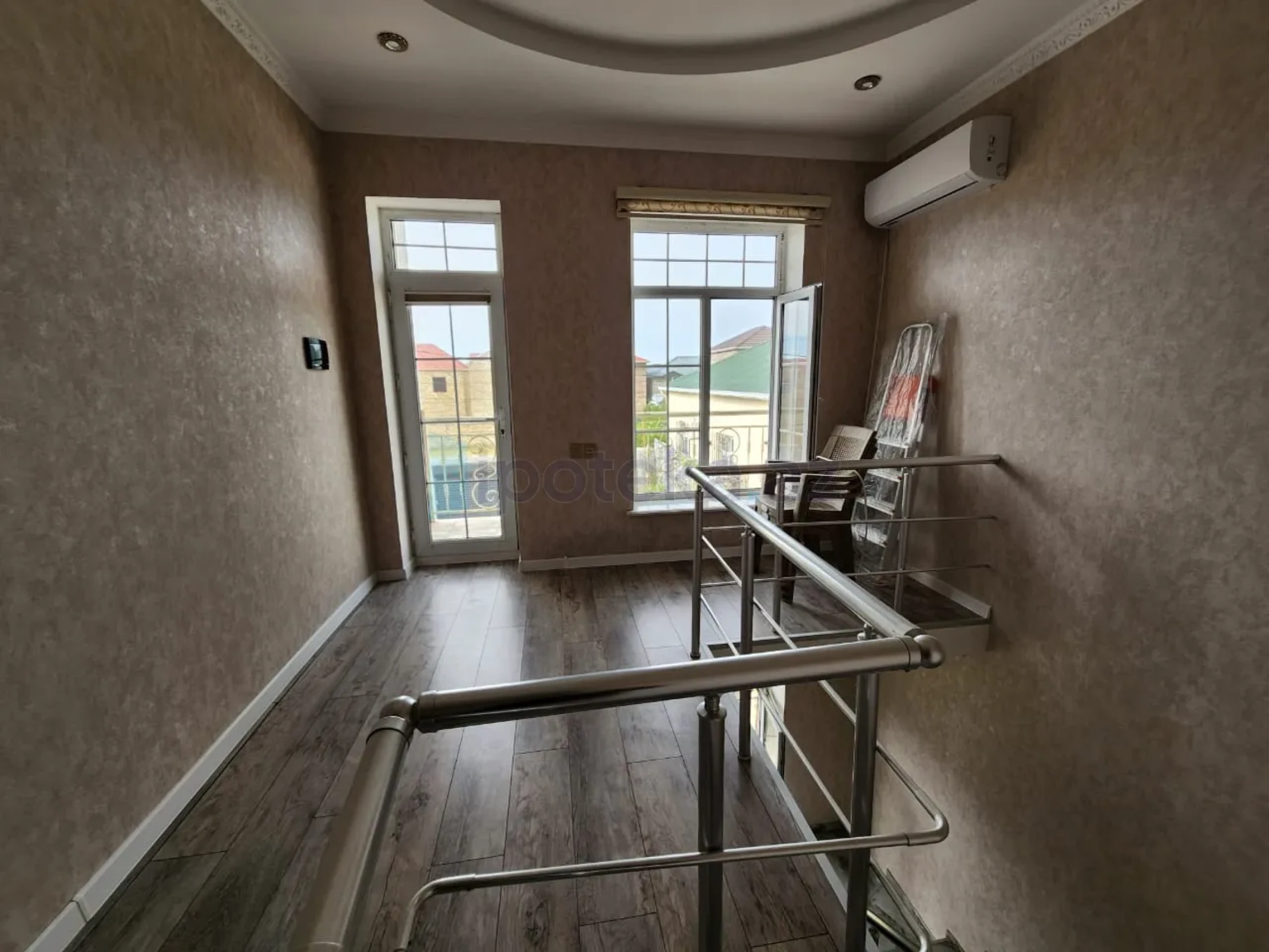 Satılır 5 otaqlı həyət evi 180 m²