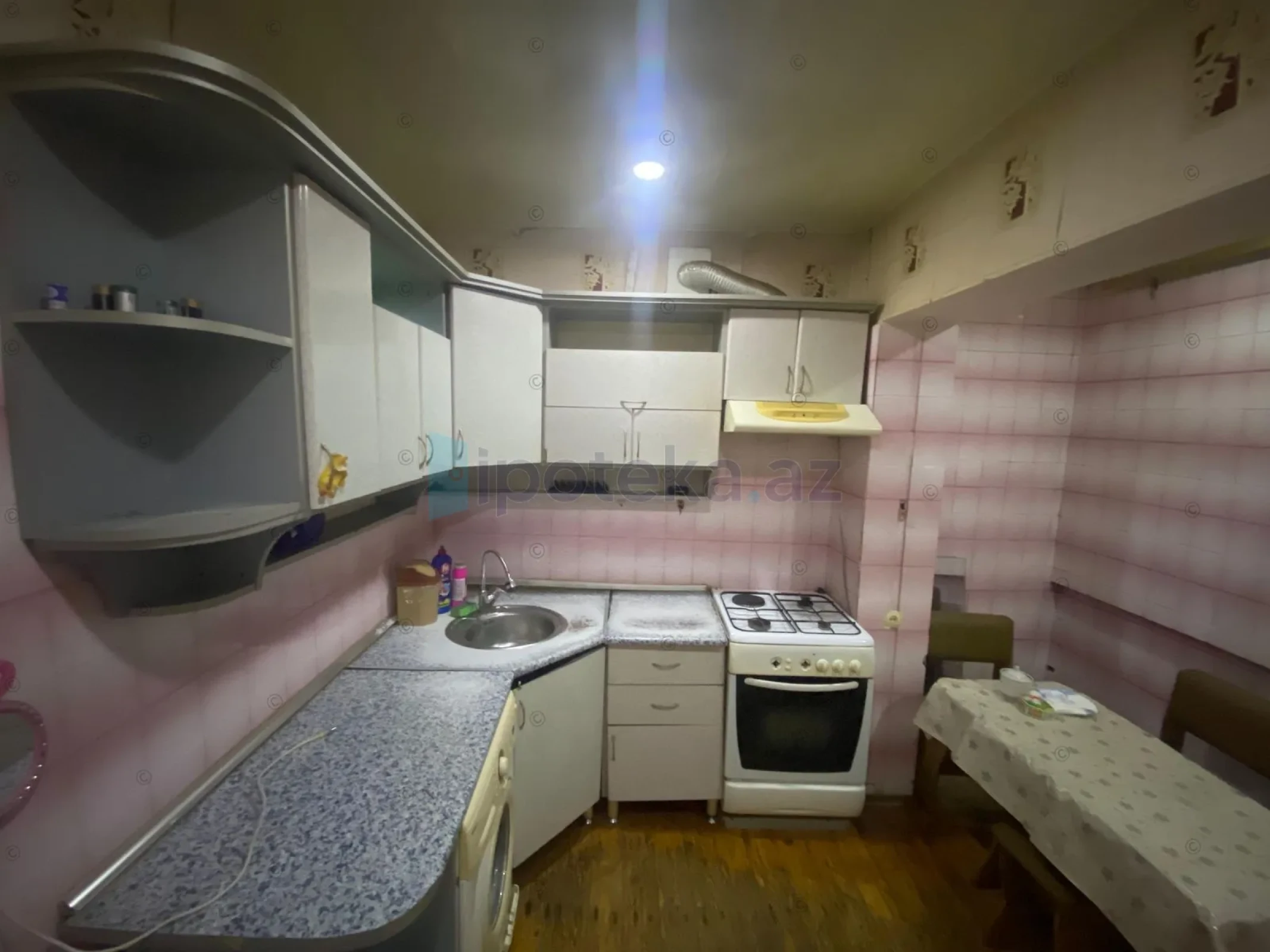 Satılır 2 otaqlı köhnə tikili 52 m²